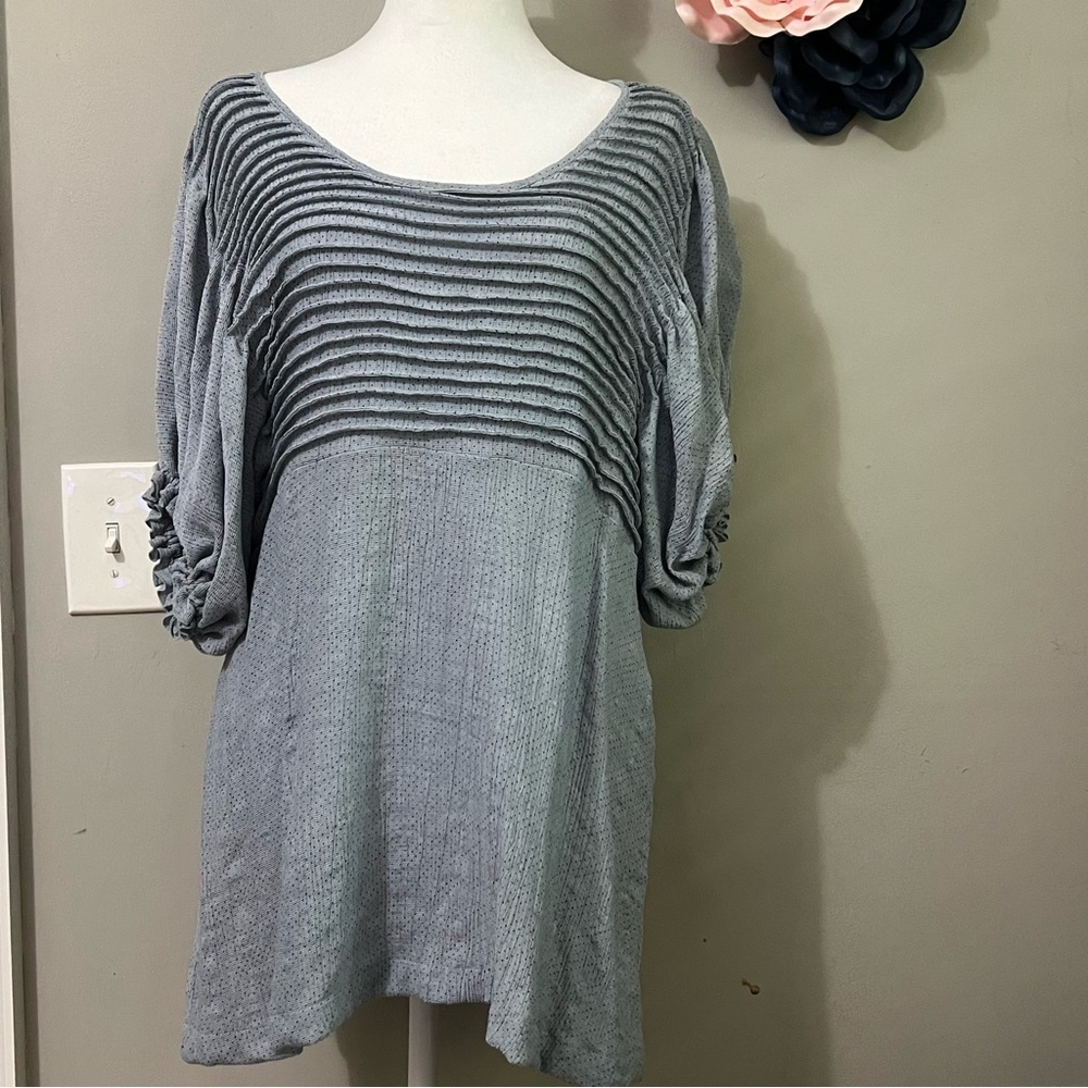 Remixmess Size medium pin tuck pin dot top